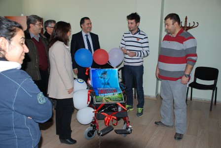 ogrencilerden-akulu-arac-yardimi-(3).jpg
