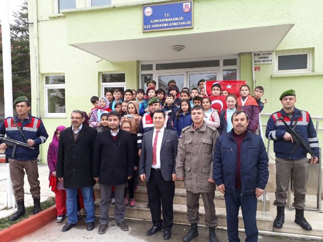 ogrencilerden-jandarmaya-ziyaret-(6).jpg