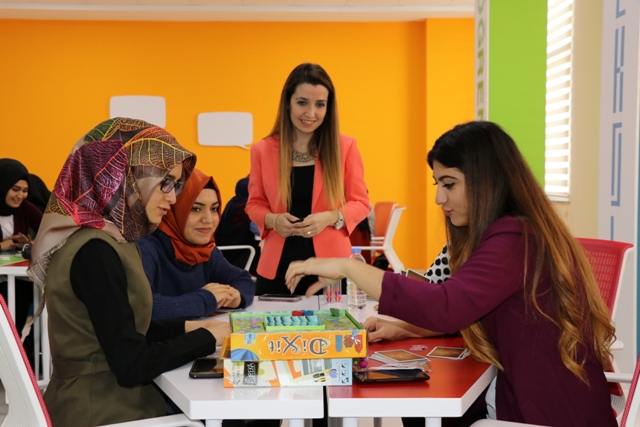 ogretmenler-ve-ogretmen-adaylari-zeka-oyunlari-ogreniyor-(4).jpg