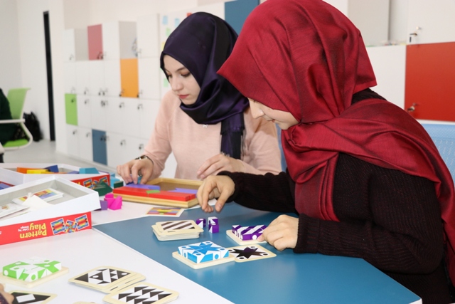 ogretmenler-ve-ogretmen-adaylari-zeka-oyunlari-ogreniyor-(7).jpg