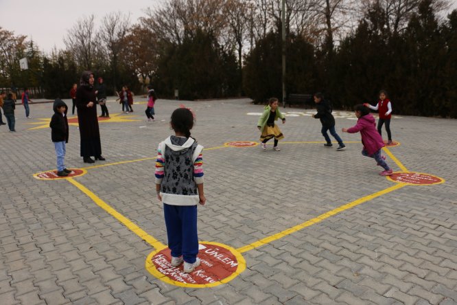 okul-bahcesinde-eglenerek--(4).jpg