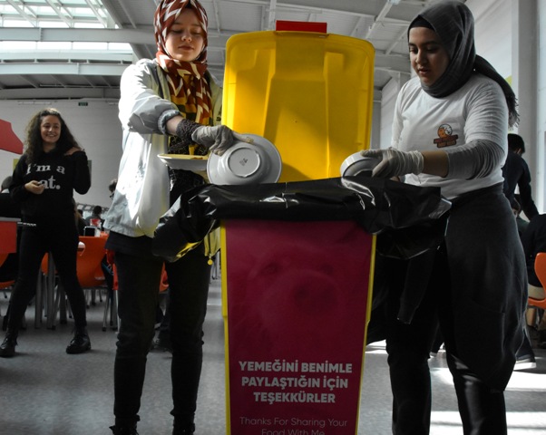 okuldaki-yemek-artiklariyla-sahibi--(1).jpg