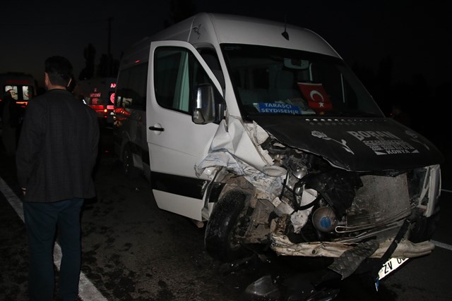otomobil-ile-minibus-carpisti--(3).jpg