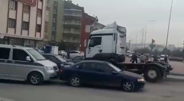 otomobil-surucusune-kizdi,-tiri-ile-iki-otomobile-carpip-kacti--(1).jpg