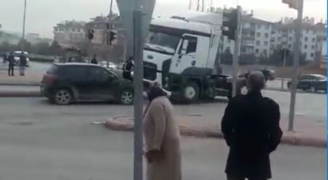 otomobil-surucusune-kizdi,-tiri-ile-iki-otomobile-carpip-kacti--(2).jpg