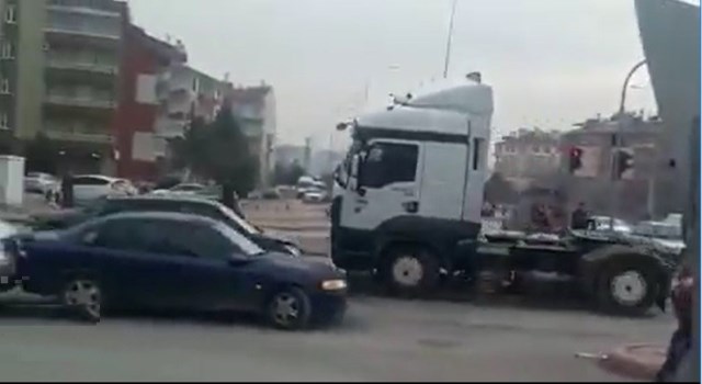 otomobil-surucusune-kizdi,-tiri-ile-iki-otomobile-carpip-kacti--(3).jpg