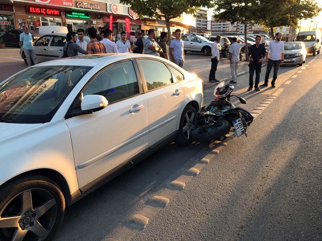 otomobilin-carptigi-genc,-acisini-birakip-motosikletini-sordu-3.jpg