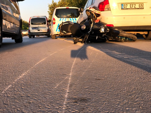 otomobilin-carptigi-genc,-acisini-birakip-motosikletini-sordu-6.jpg