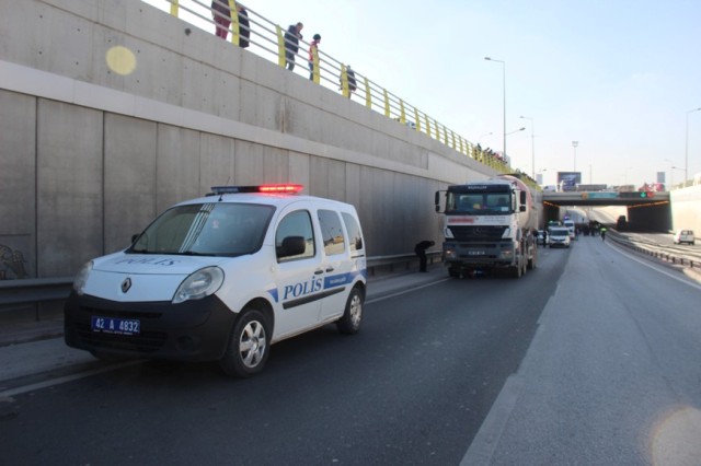 otomobilin-carptigi-motosiklet-surucusu-beton-mikserinin-altinda-can-verdi-(3)-001.jpg