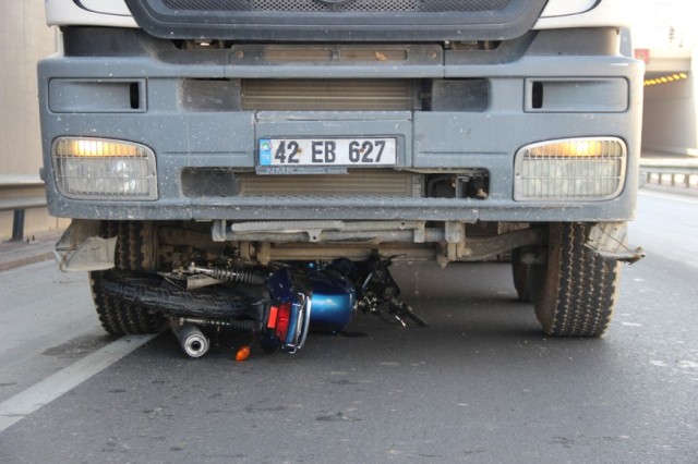 otomobilin-carptigi-motosiklet-surucusu-beton-mikserinin-altinda-can-verdi-(4)-001.jpg