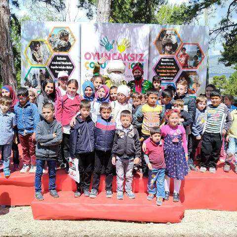 oyuncaksiz-cocuklar-icin-dernegi-cocuklari--(6).jpeg