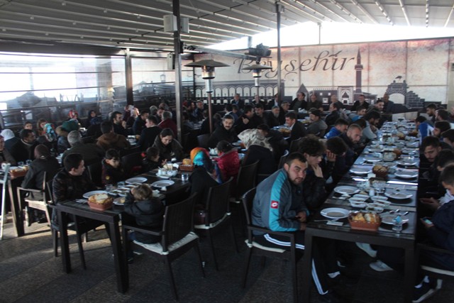ozaltun,-sehit-aileleri-ve-gazilerle-yemekte-bulustu--(3).jpg