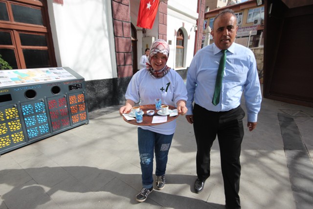 ozel-cocuklardan-musterilere-cay--(4).jpg
