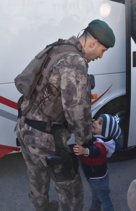 ozel-harekat-polisleri,-tekbirlerle-afrine-ugurlandi-(1).jpg