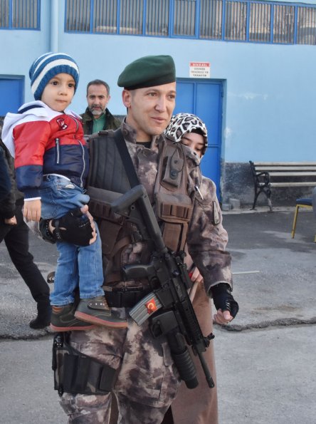 ozel-harekat-polisleri,-tekbirlerle-afrine-ugurlandi-(9).jpg