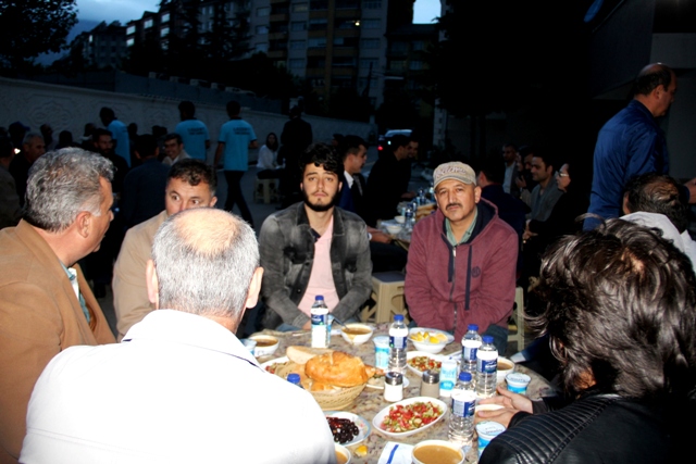 polisler-iftarda-meydana--(3).jpg