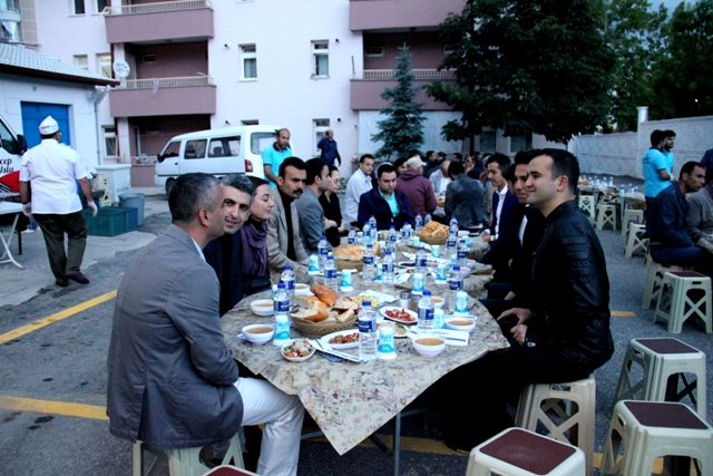 polisler-iftarda-meydana--(4).jpg