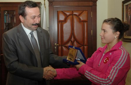 rektor-gokbelden-basarili-sporculara-plaket-4.jpg rektor-gokbelden-basarili-sporculara-plaket-4.jpg