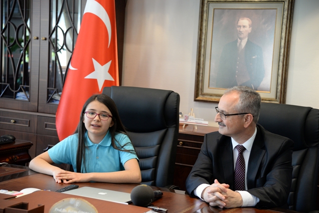 rektor-ozcelik,-23-nisan-cocuklarini--(2).jpg