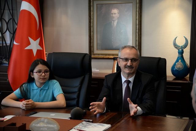 rektor-ozcelik,-23-nisan-cocuklarini--(3).jpg
