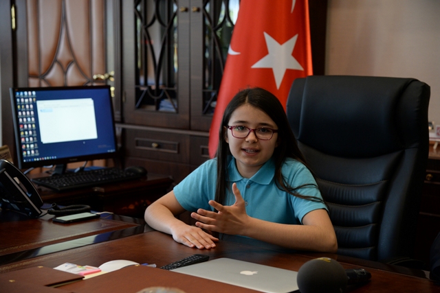 rektor-ozcelik,-23-nisan-cocuklarini--(4).jpg