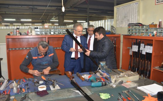 rektor-ozcelik,-beysehir’de-silah--(1).jpg