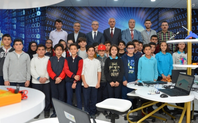 rektor-ozcelik,-muhendis--(1).jpg