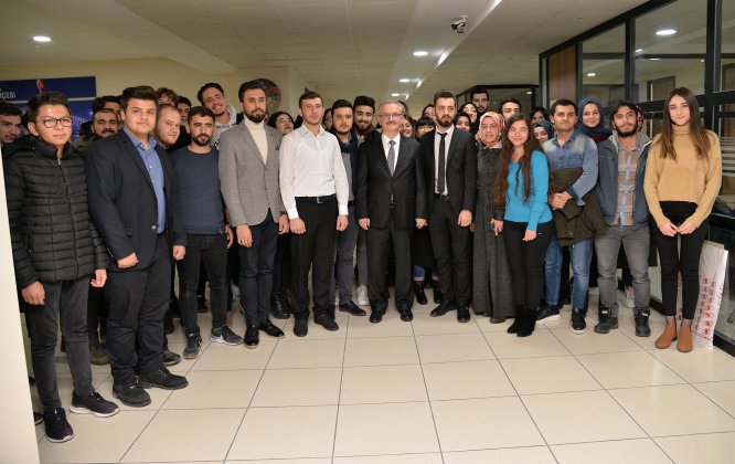 rektor-ozcelik,-sedir-sohbetlerinin--(3).jpg