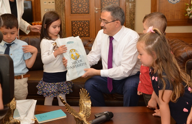 rektor-sahin,-23-nisan-cocuklarini-agirladi-(3).jpg