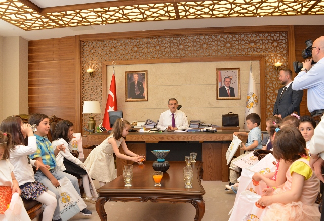 rektor-sahin,-23-nisan-cocuklarini-agirladi-(4).jpg