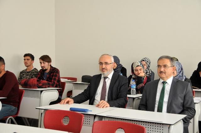 rektor-sahin-islami-ilimler-fakultesi-ogrencilerini-ziyaret-etti-(3).jpg