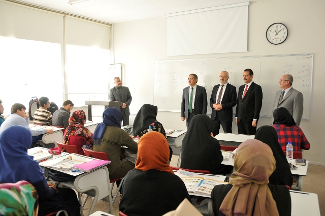 rektor-sahin-islami-ilimler-fakultesi-ogrencilerini-ziyaret-etti-(4).jpg