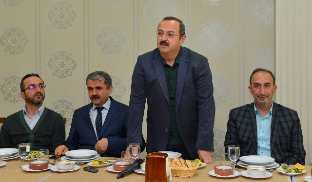rektor-yardimcisi-karabulut,-lise-ogrencileriyle-yemekte-bulustu-(3).jpg
