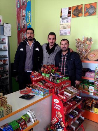 renkyorganci,-secim-araci-ile-uyelerini-ziyaret-ediyor-(2).jpg