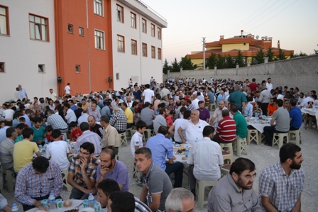 ribat-egitim-vakfi-iftarda-bulustu-(1).jpg