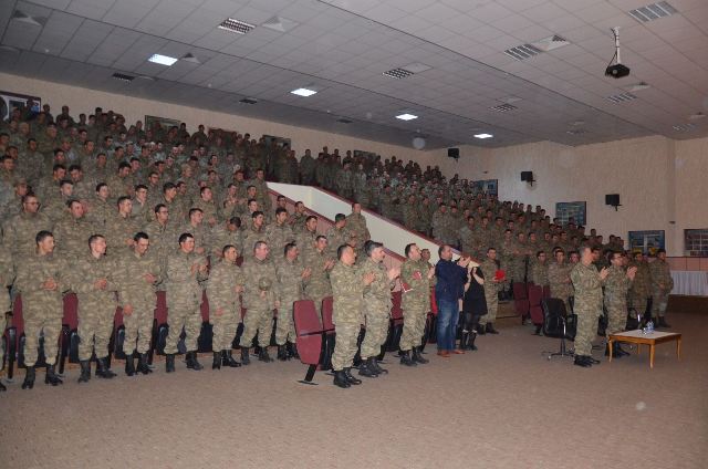 sahneye-‘mehmetcik’-icin-ciktilar-(3).jpeg