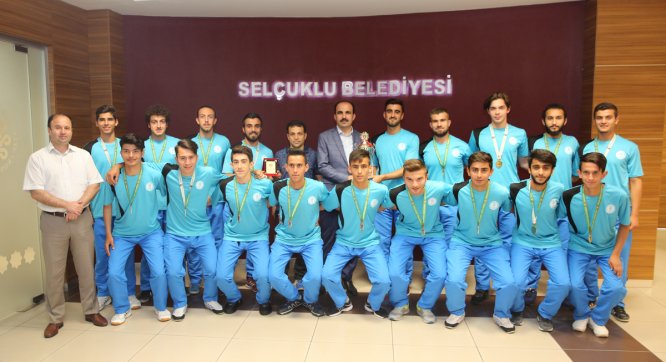sampiyon_hokeycilerden_ziyaret--(3).jpg