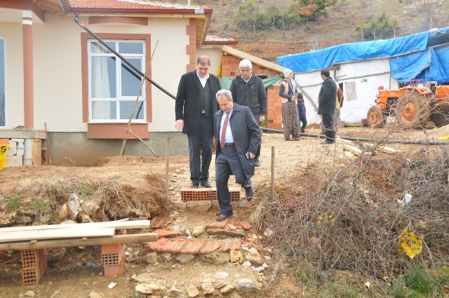 sehirden-koye-donup-ciftcilik-yapip-tavuk-beslemeye-basladi--(1).jpg