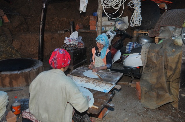 sehirden-koye-donup-ciftcilik-yapip-tavuk-beslemeye-basladi--(3).jpg
