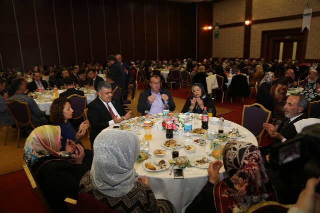 sehit-anneleri-ve-esleri-onuruna-yemek-(3).jpg