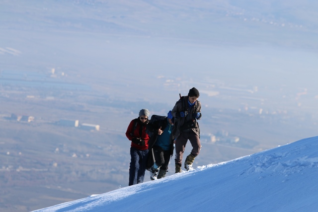 sehit-fethi-sekin-anisina-kupe-dagina-tirmandilar-(1).jpg
