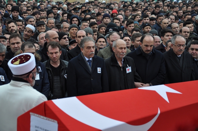 sehit-polis-aksoy-son-yolculuguna--(1).jpg
