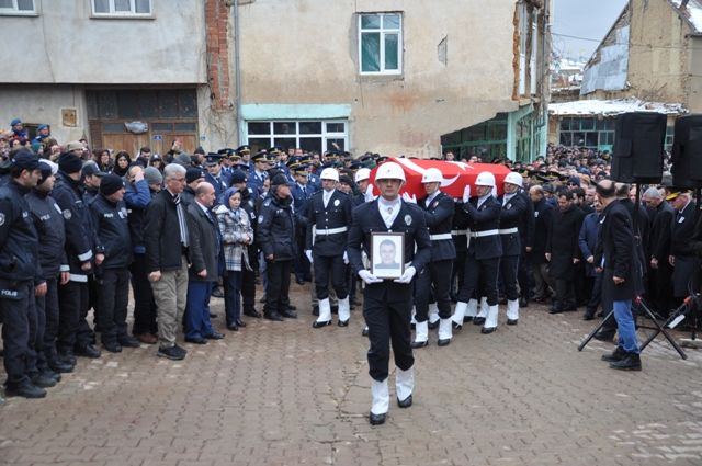 sehit-polis-aksoy-son-yolculuguna--(10).jpg