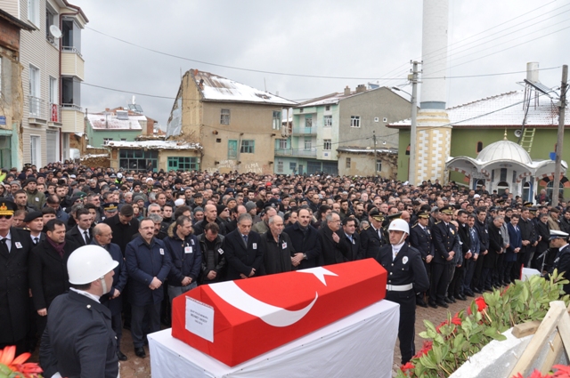 sehit-polis-aksoy-son-yolculuguna--(9).jpg