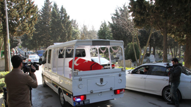 sehit-savcinin-cenazesi-adliye-onune-getirildi-7142856_1503_m.jpg