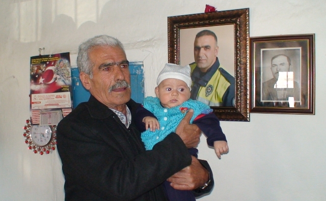 sehit-sekinin-babasindan-fethi-bebege-ziyaret-(2).jpg