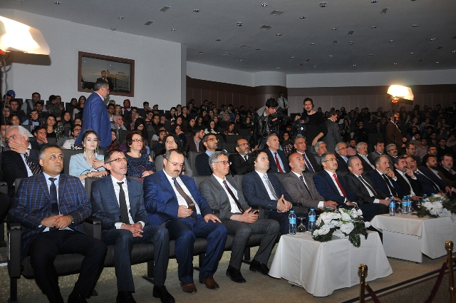 selcuk’ta-“anayasalar-ve-siyaset”-konferansi-yapildi-(7).jpg