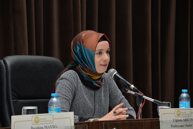 selcuk’ta-“rehberin-gunlugu”-adli-panel-gerceklestirildi-(8).jpg