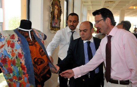 selcuk’ta-42-sanatci-42-eserini-sergiledi-5.jpg selcuk’ta-42-sanatci-42-eserini-sergiledi-5.jpg