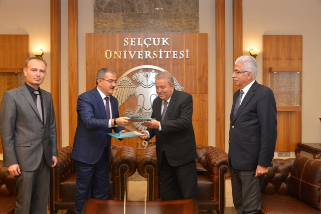 selcuk’ta-ogrenci-yurdu-ve-arsa-devir-protokolu-(5).jpg